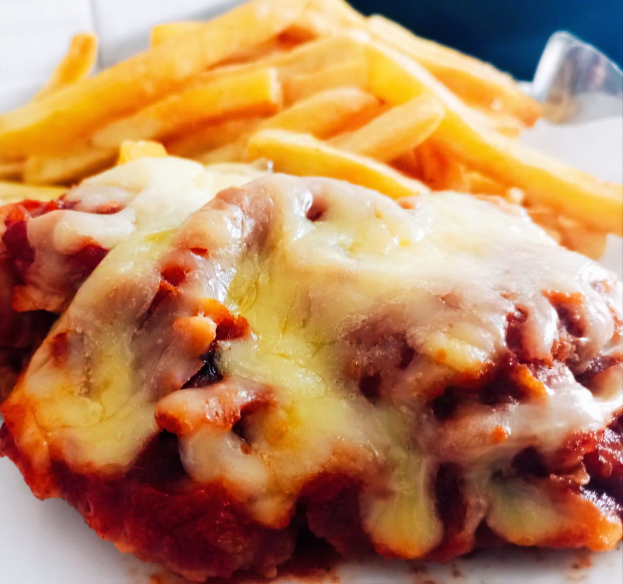 Bife a Parmegiana cozinha da chácara